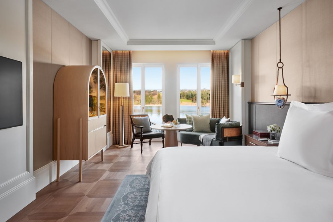 Premier Lakeview Suite