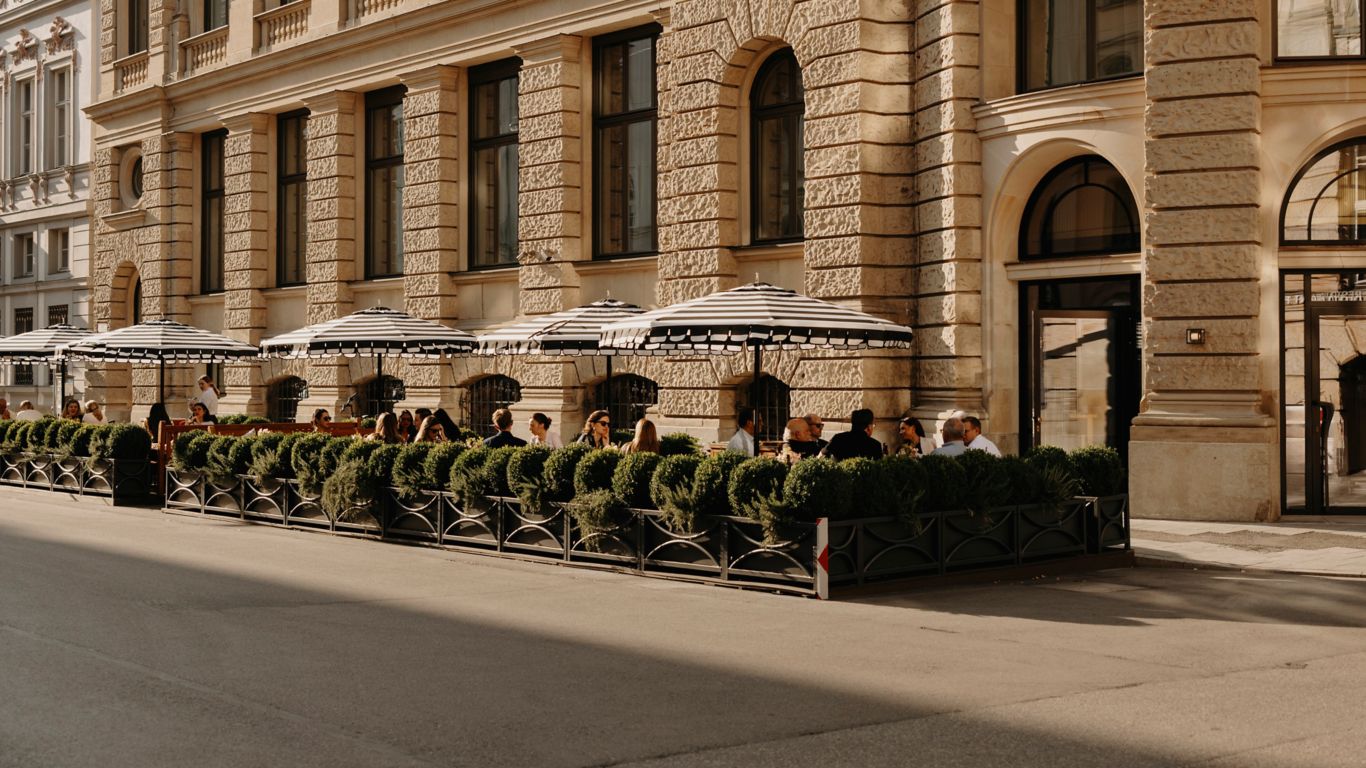 Der neue Schanigarten des Rosewood Munich – eine Sommer Oase mitten in der Altstadt.