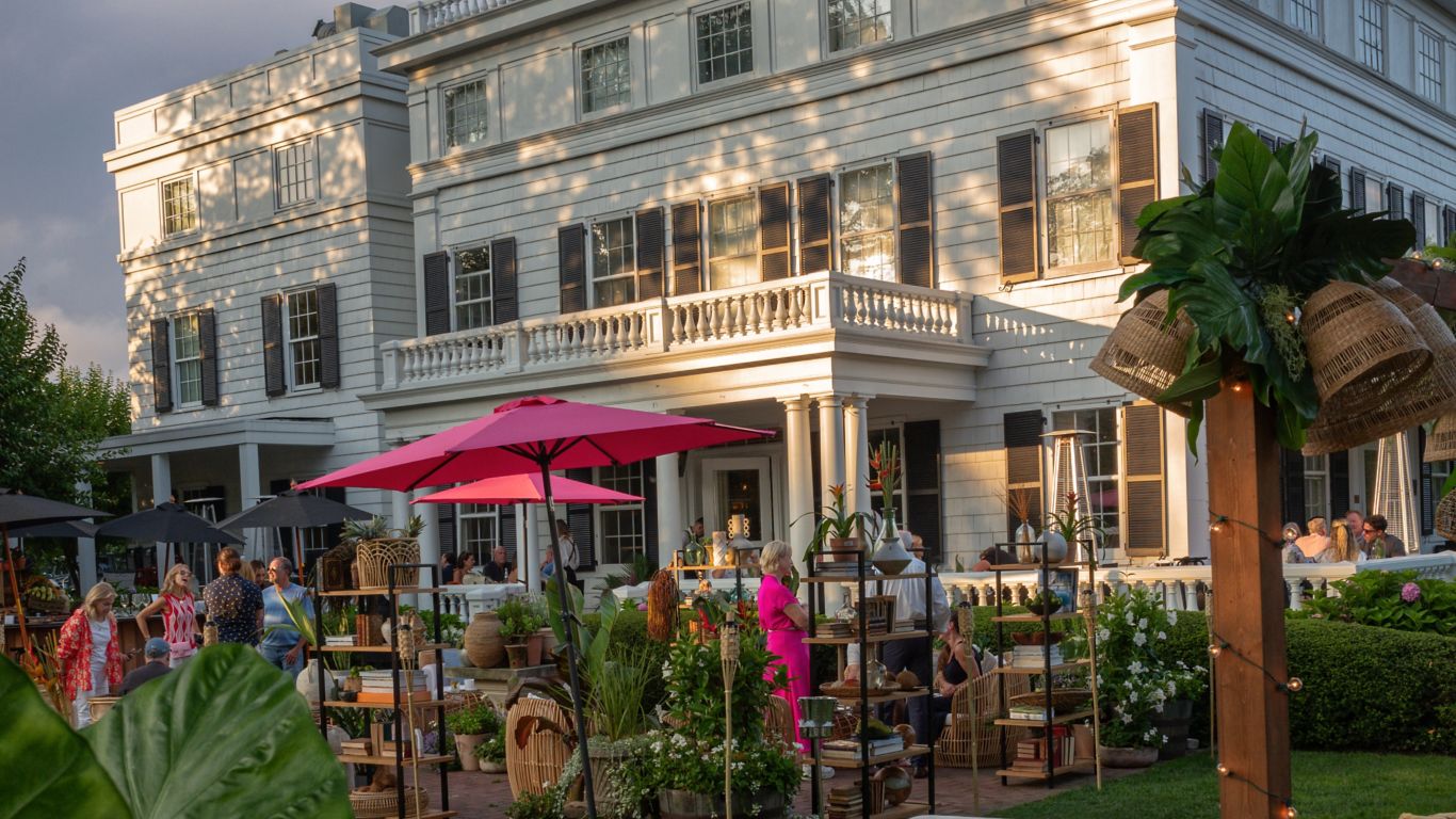 Aqui Me Quedo decoration at Topping Rose House