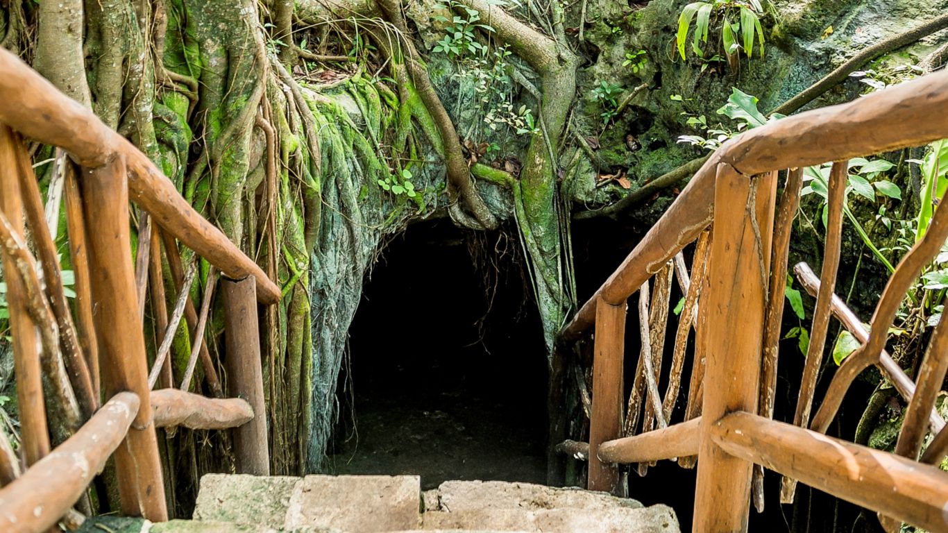 entrada a la cueva subterránea, un cenote ubicado en Mayakoba