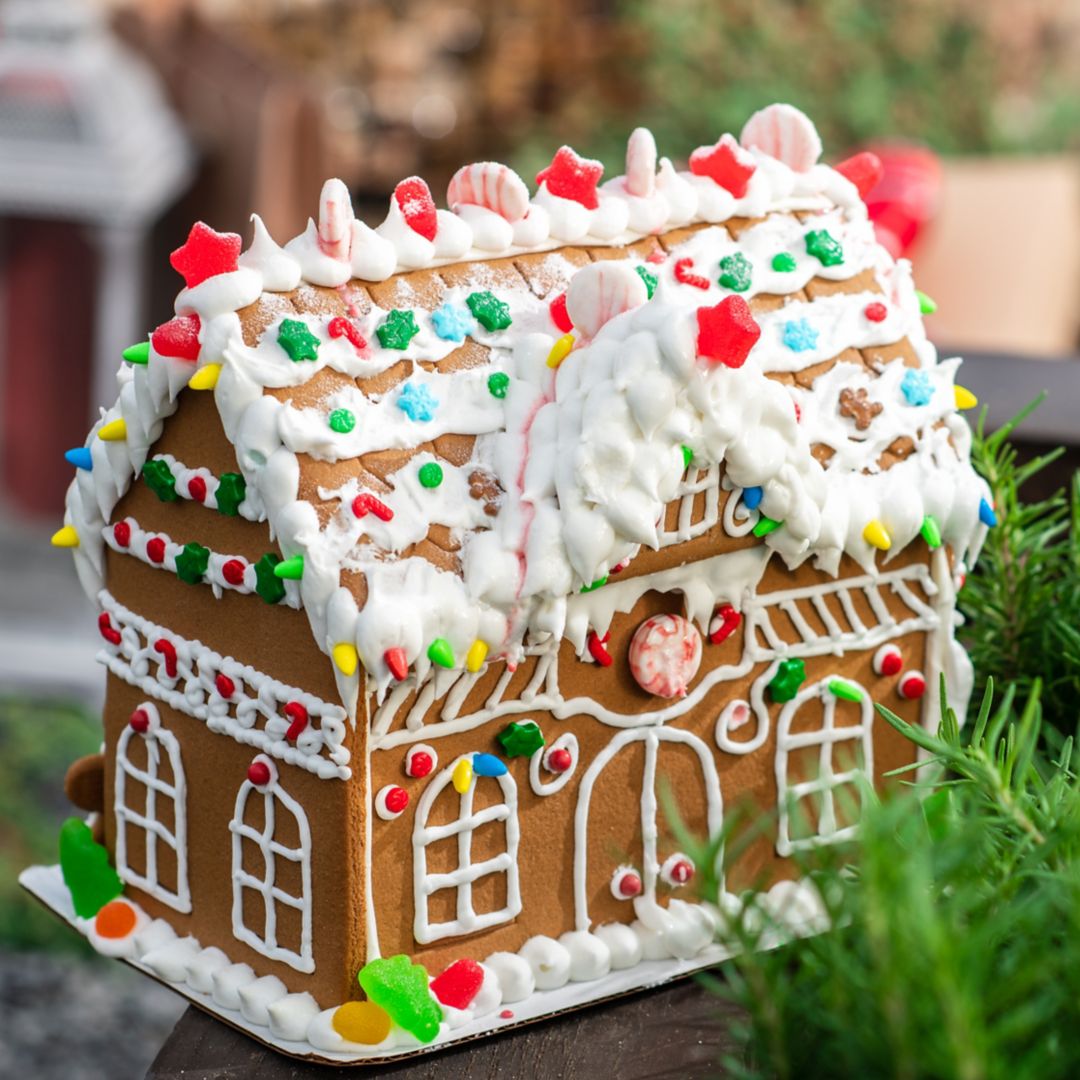 Gingerbread house decorating at Rosewood Mayakoba