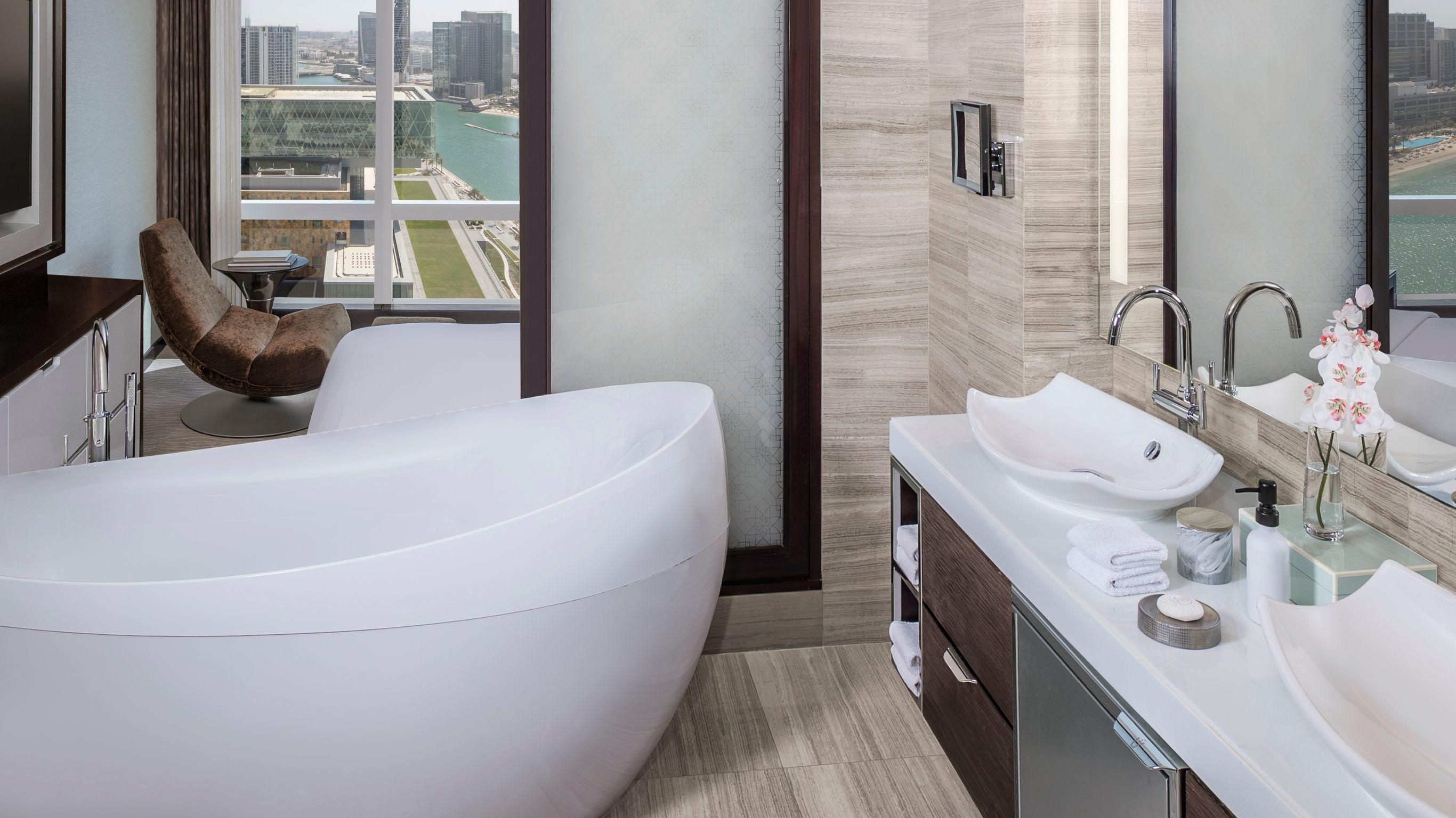 Deluxe One Bedroom Suite Washroom