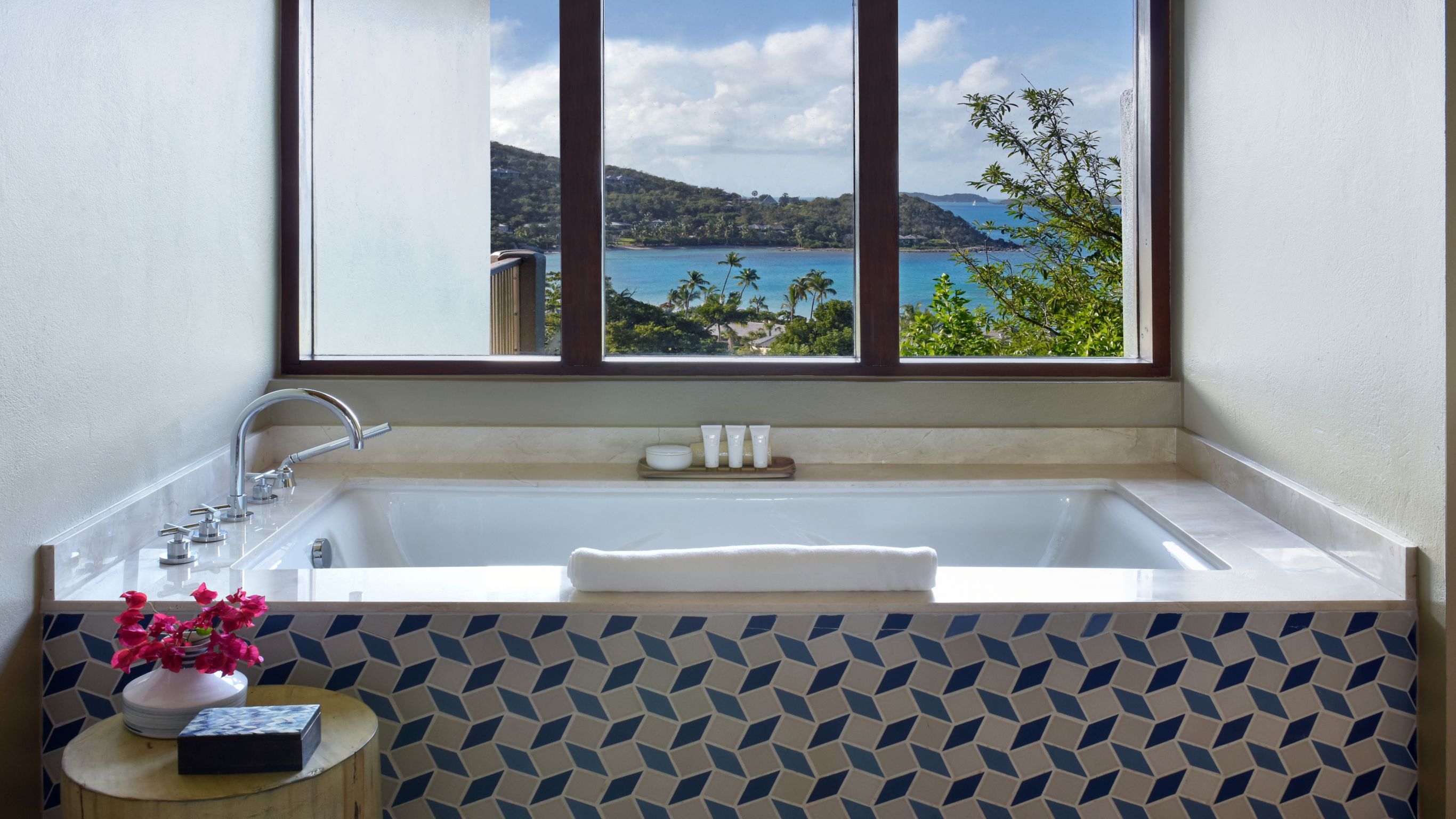 Villa Joy Bathtub with a View