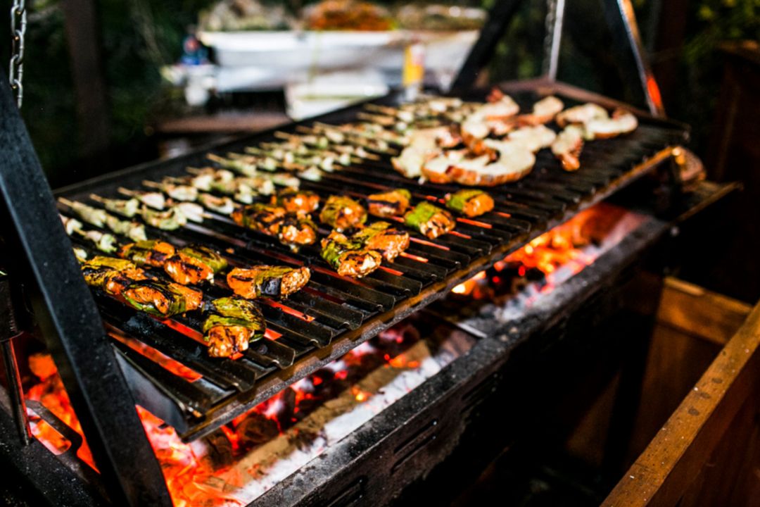 Carne y langosta cocinadas a la parrilla a fuego abierto