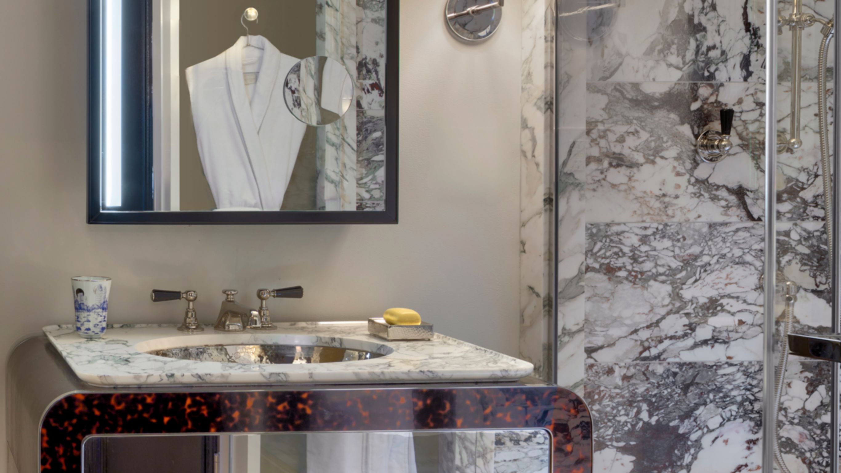 Superior Suite bathroom cropped image