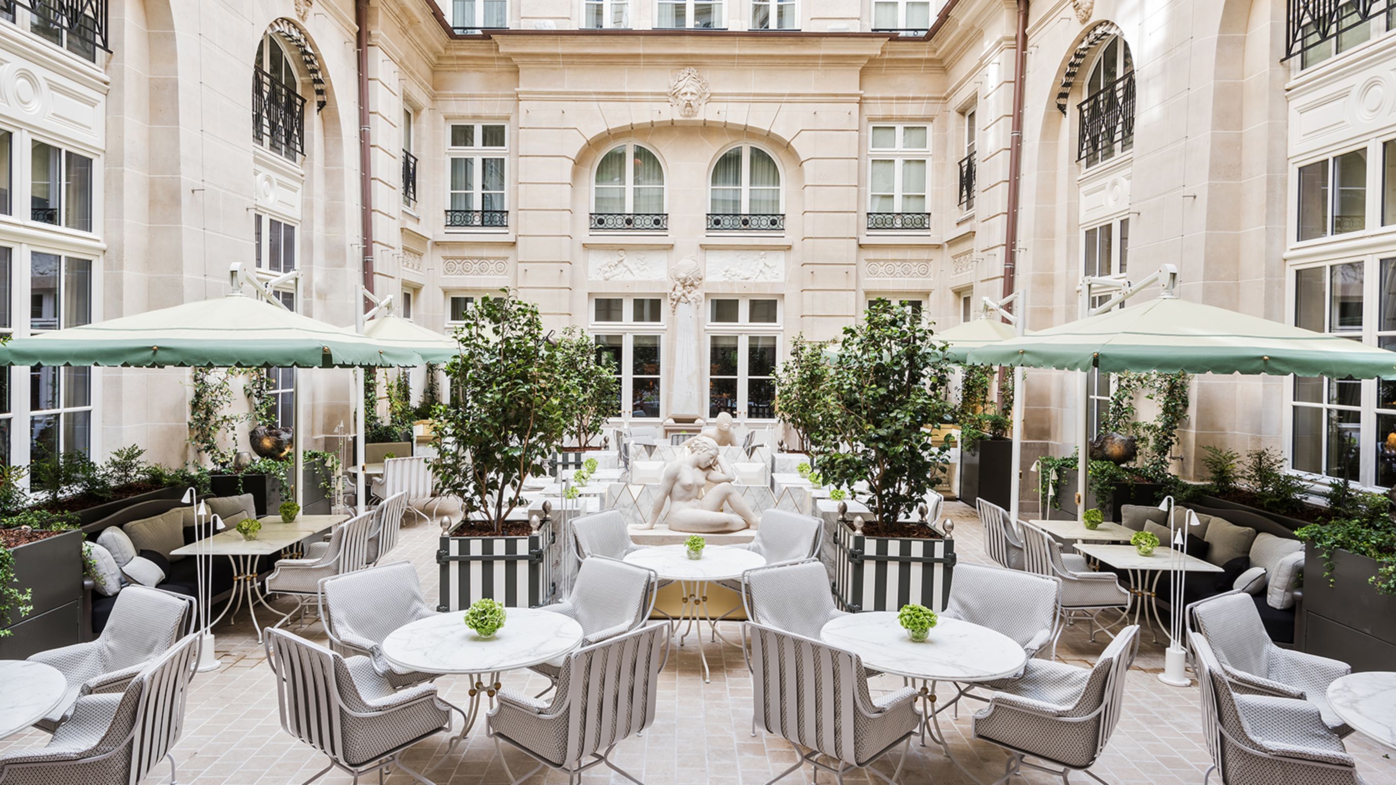 Cour d Honneur Hotel de Crillon