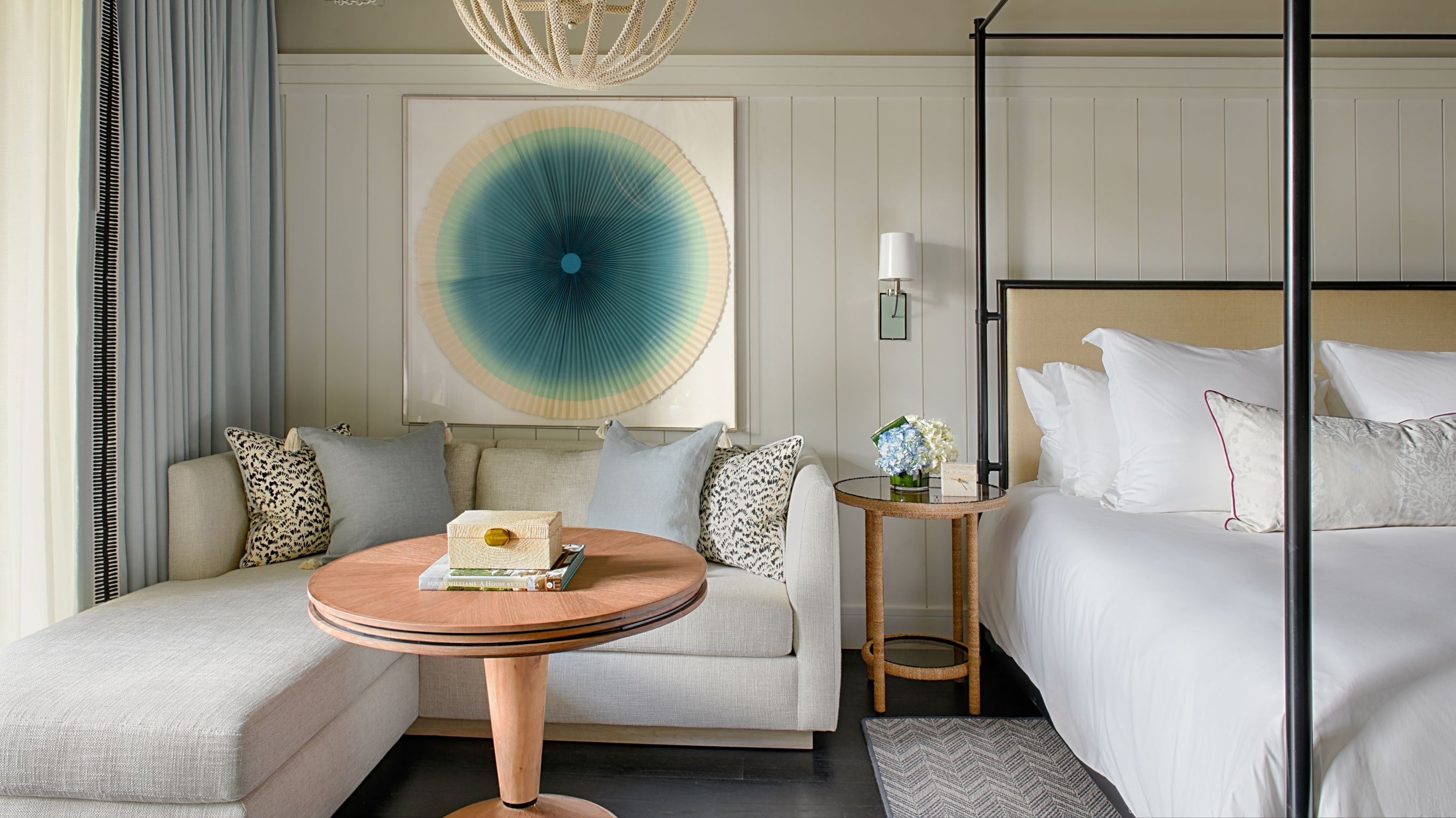 king-room-sitting-area