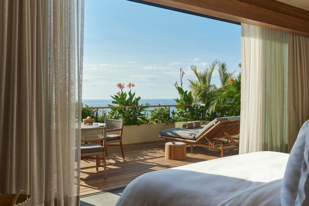 PANORAMIC OCEANFRONT MOUNTAIN SUITE