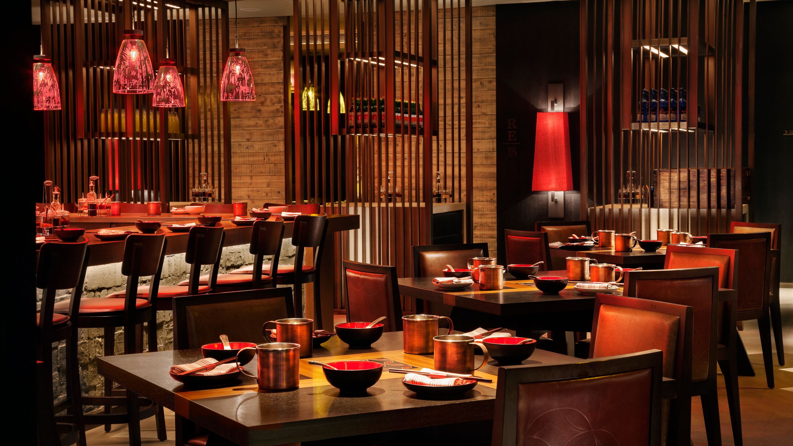 Китайское кафе. Ресторан в Пекине «the Red Capital Club». Ресторан в Пекине интерьер. Китайский ресторан интерьер.