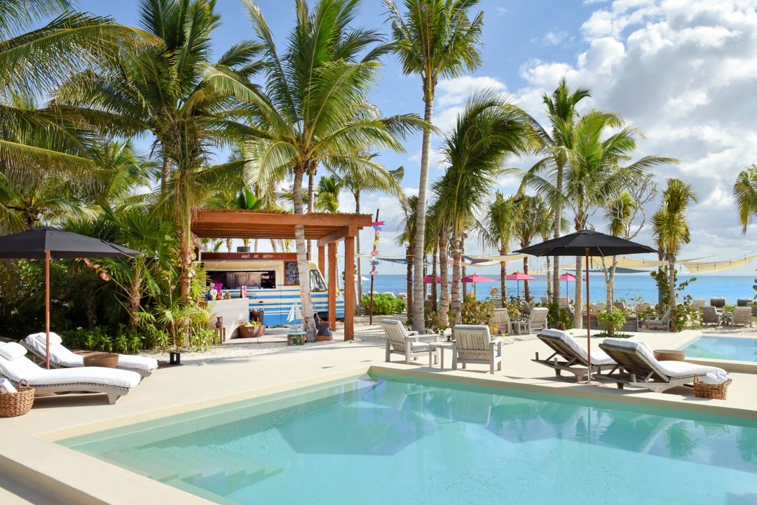 Piscinas de inmersión frente al mar, tumbonas y sombrillas con vista al mar