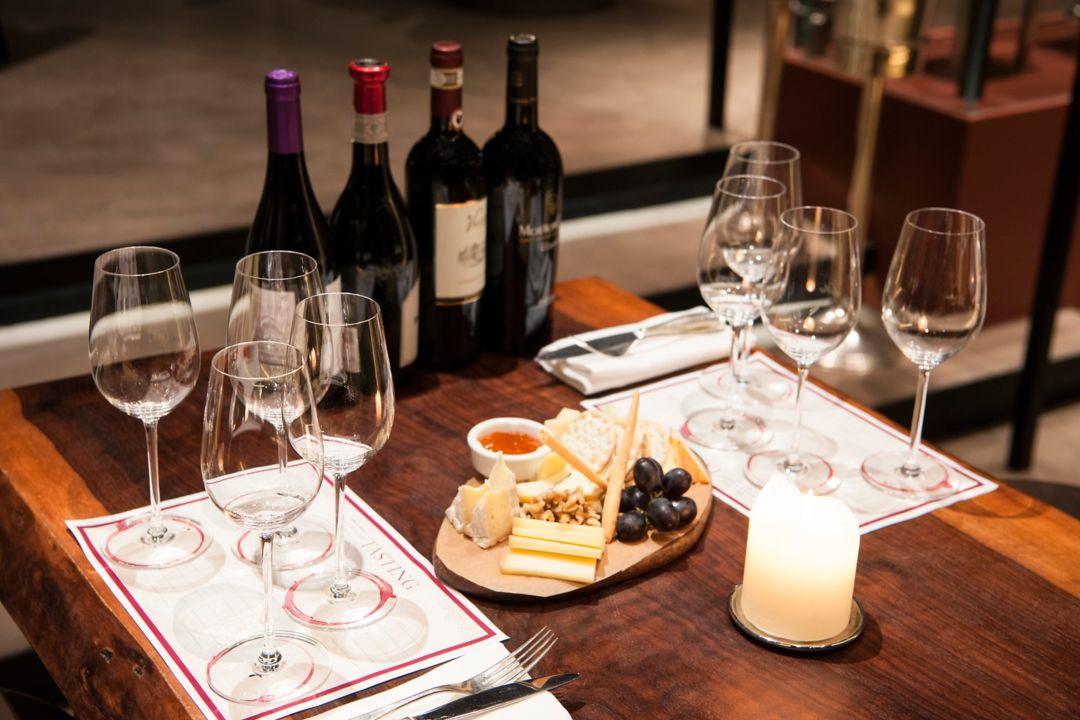 تذوق النبيذ - الدوامة والشم والرشفة وتقدير العنب