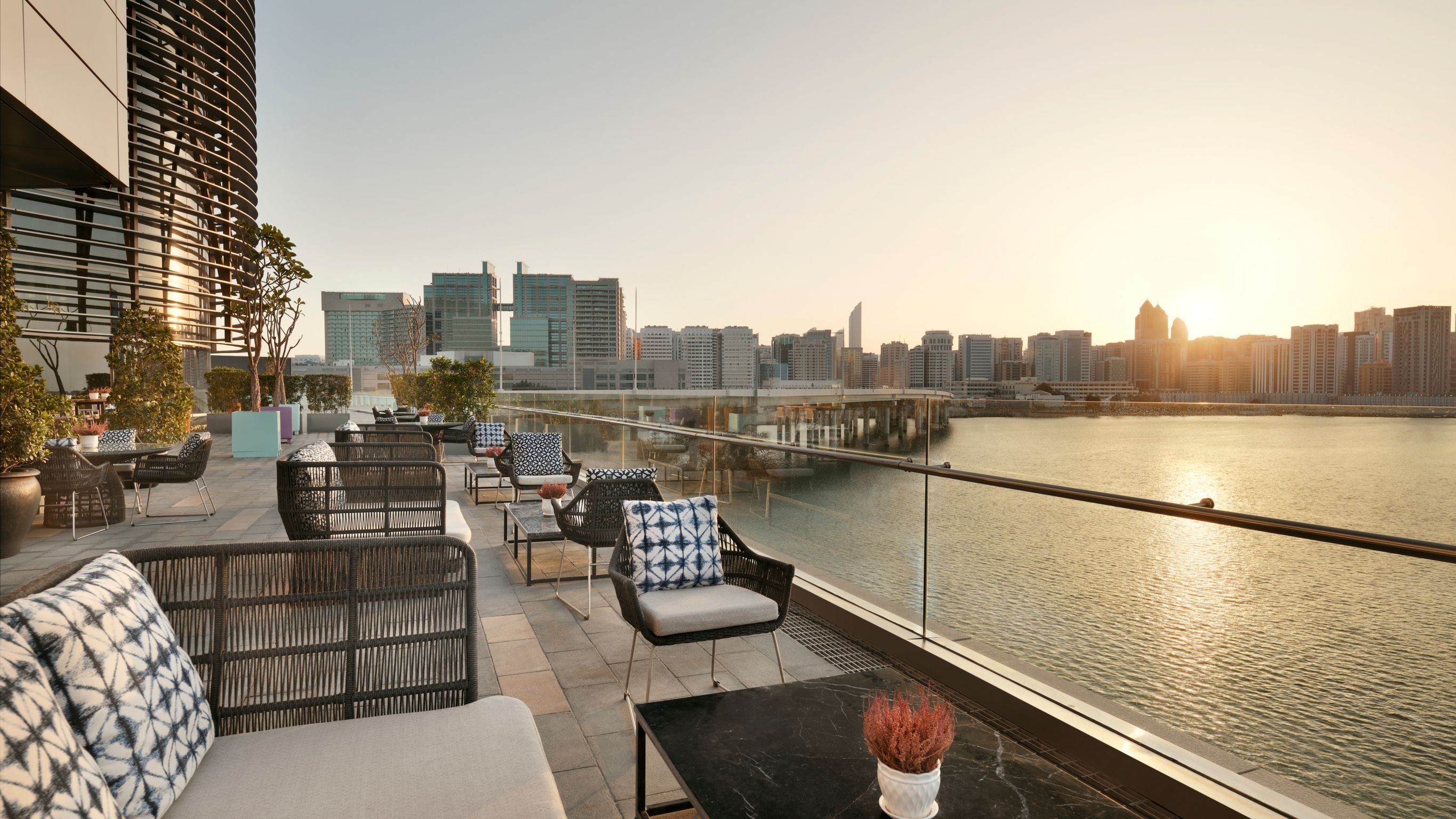 هدن بار | فندق روزوود بأبوظبي