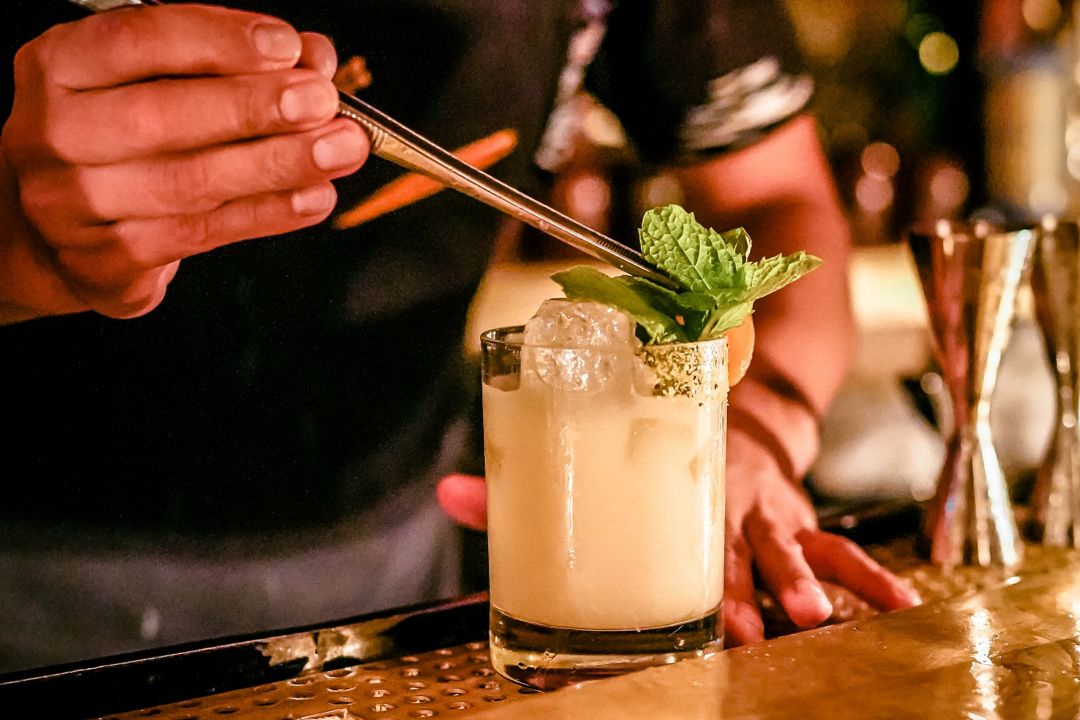 Cóctel de especialidad guanabana con chabacano deshidratado de Zapote Bar en Rosewood Mayakoba