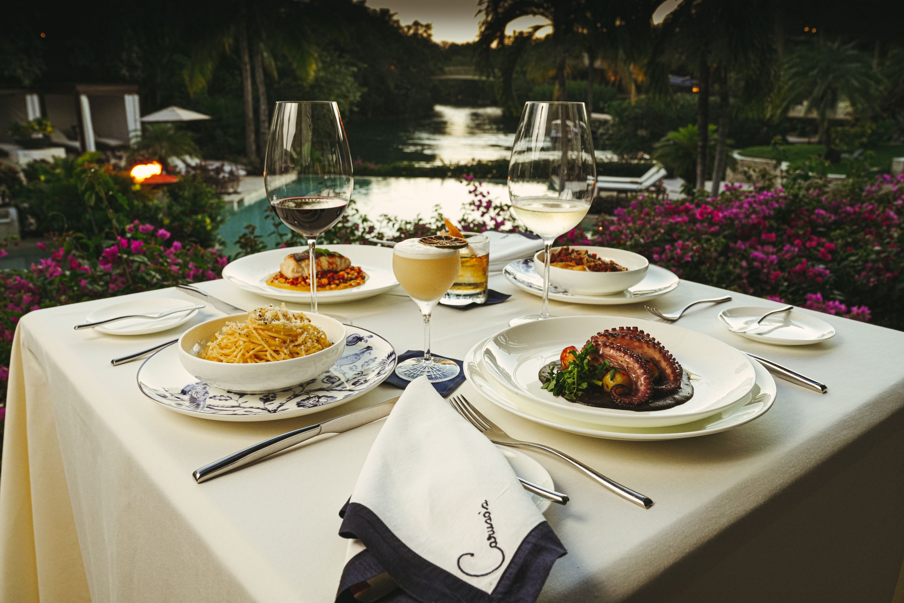 Table dinner at Caruso´s with the lagoon.