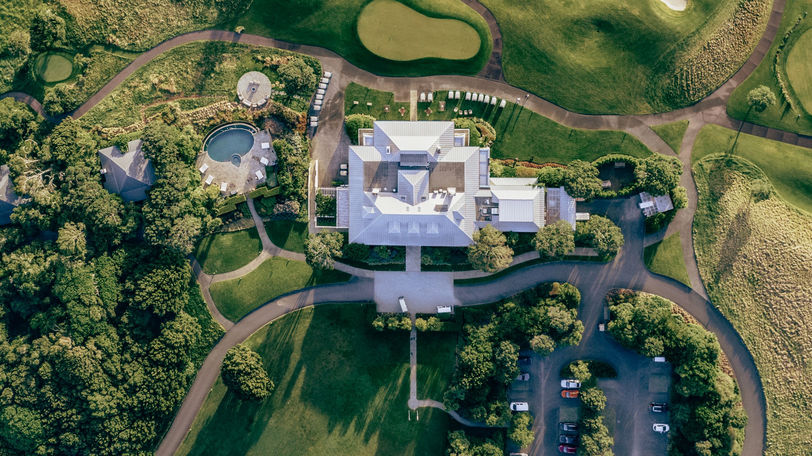 Birds eye view of the Kauri Cliffs lodge and practice facilities 