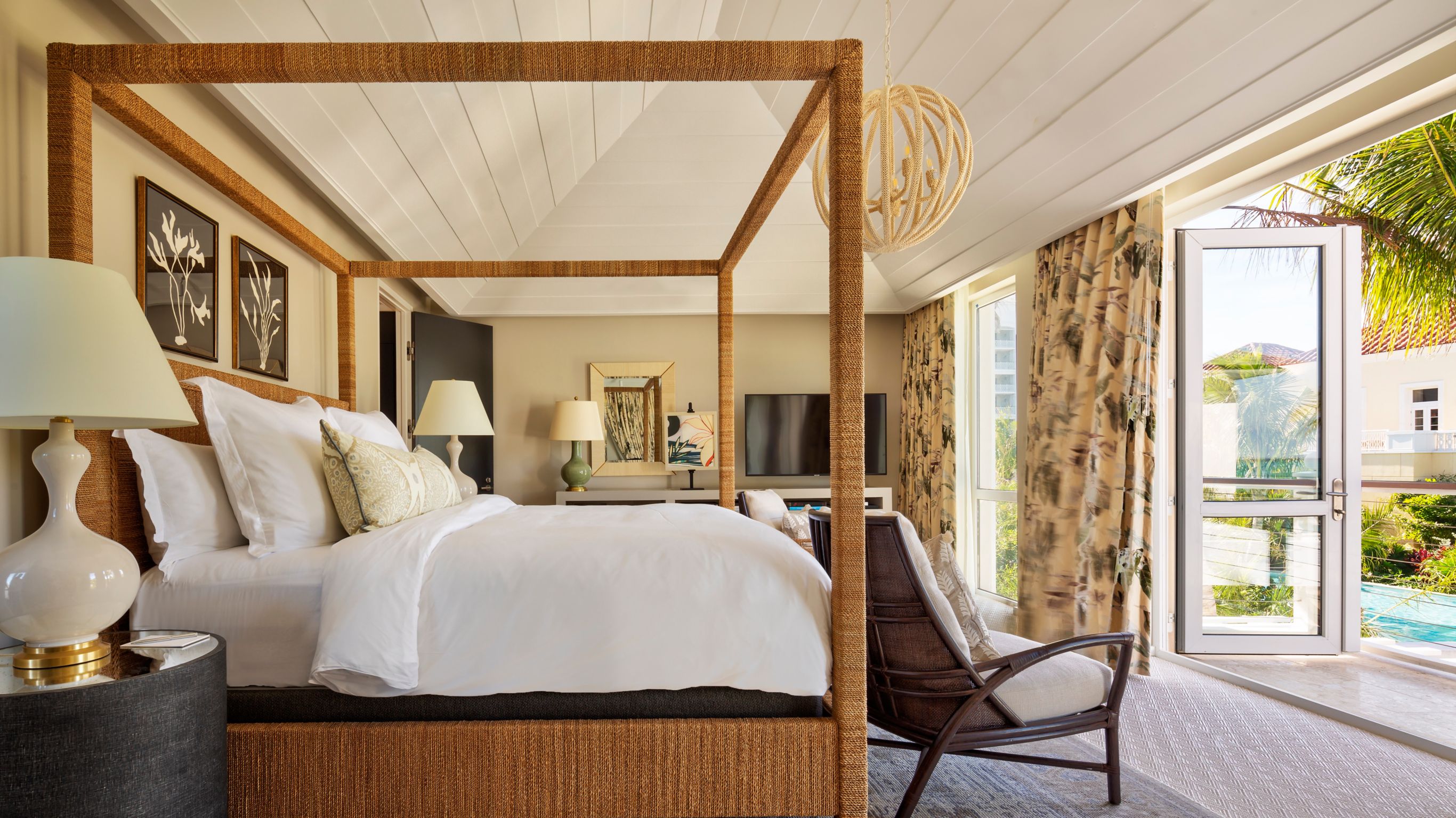 villa master king bedroom